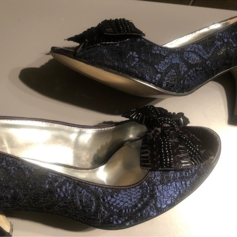 EY Boutique Lace Heels Size 8 1/2 Navy Blue & Black